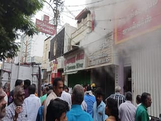 Madurai: மீனாட்சியம்மன் கோயிலை சுற்றிய பகுதிகளில் தொடரும் தீ விபத்துகள் ; கேள்விக்குறியாகும் பாதுகாப்பு