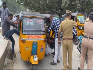 ஹெல்மெட் அணியாமல் சென்ற நபரை கையை நீட்டி நிறுத்திய காவலர் - சுவரில் மோதி விபத்து