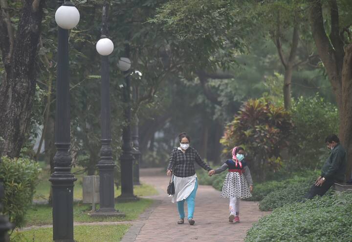 স্বাভাবিকের থেকে ২ ডিগ্রি নীচে নেমে গেছে পারদ। এর আগে ২ দিন ১৪ দশমিক ৭ ডিগ্রিতে নেমেছিল কলকাতার তাপমাত্রা।