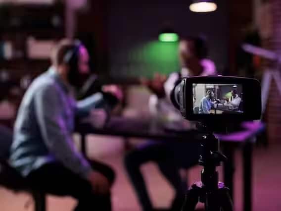 આજે અમે તમને વીડિયો એડિટિંગની કેટલીક ટ્રિક્સ જણાવવા જઈ રહ્યા છીએ જેનાથી તમારો ઘણો સમય બચશે. ઘણીવાર વ્લૉગર્સ અને સોશિયલ મીડિયા ઇન્ફ્લૂએન્ઝર પાસે વીડિયો એડિટિંગ માટે સમય નથી હોતો. સમય હોય તો પણ ક્રિએટર્સને મોટા વીડિયો એડિટ કરવામાં ઘણો સમય લાગે છે. આ સમસ્યાને દૂર કરવા માટે અમે તમને કેટલીક એડિટીંગ ટ્રિક્સ જણાવી રહ્યા છીએ.