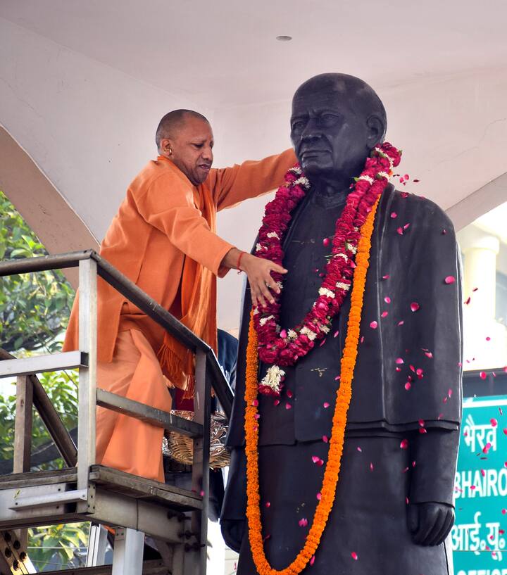 यूपी के सीएम योगी आदित्यनाथ ने शुक्रवार (15 दिसंबर) को सरदार वल्लभ भाई पटेल की पुण्यतिथि के मौके पर उन्हें श्रद्धांजलि दी.