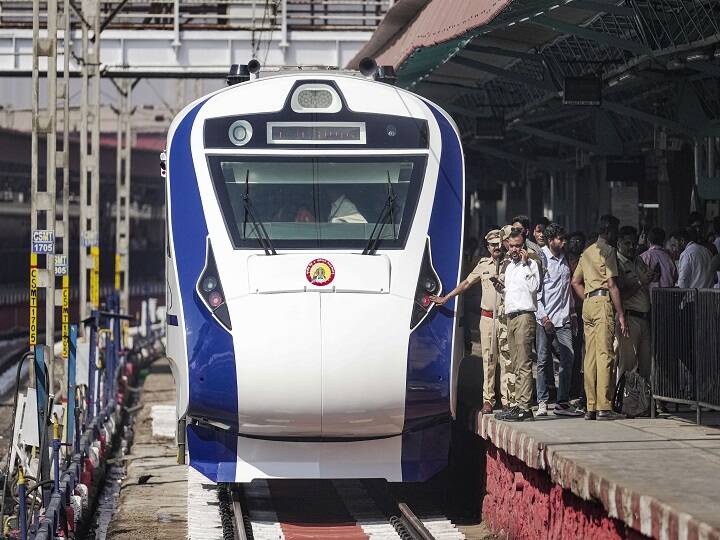 मीडिया रिपोर्ट्स के मुताबिक, उधमपुर-श्रीनगर-बारामूला रेल लिंक में जल्द वंदे भारत ट्रेन दौड़ेगी. पिछले हफ्ते ही पश्चिम रेलवे ने इस रूट पर 15 किलोमीटर का ट्रायल रन पूरा किया है.