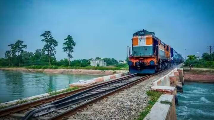 রেলওয়ে শুধুমাত্র অনুমোদিত কাউন্টার বা অনুমোদিত এজেন্টদের মাধ্যমে টিকিট বিক্রি করে। এই পরিস্থিতিতে, কেউ যদি অনুমতি ছাড়াই কোনও যাত্রীর কাছে টিকিট বিক্রি করে, তবে তাকে রেলওয়ে আইনের শাস্তি দেওয়া হতে পারে।