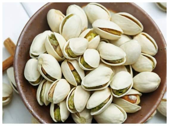 પિસ્તા હૃદય માટે ખૂબ જ ફાયદાકારક સાબિત થઈ શકે છે. પિસ્તામાં રહેલા એન્ટીઓક્સીડેન્ટ ગુણો અને ફાઈબર લોહીમાં ખરાબ કોલેસ્ટ્રોલ (LDL)ની માત્રાને ઘટાડવામાં મદદરૂપ થાય છે.