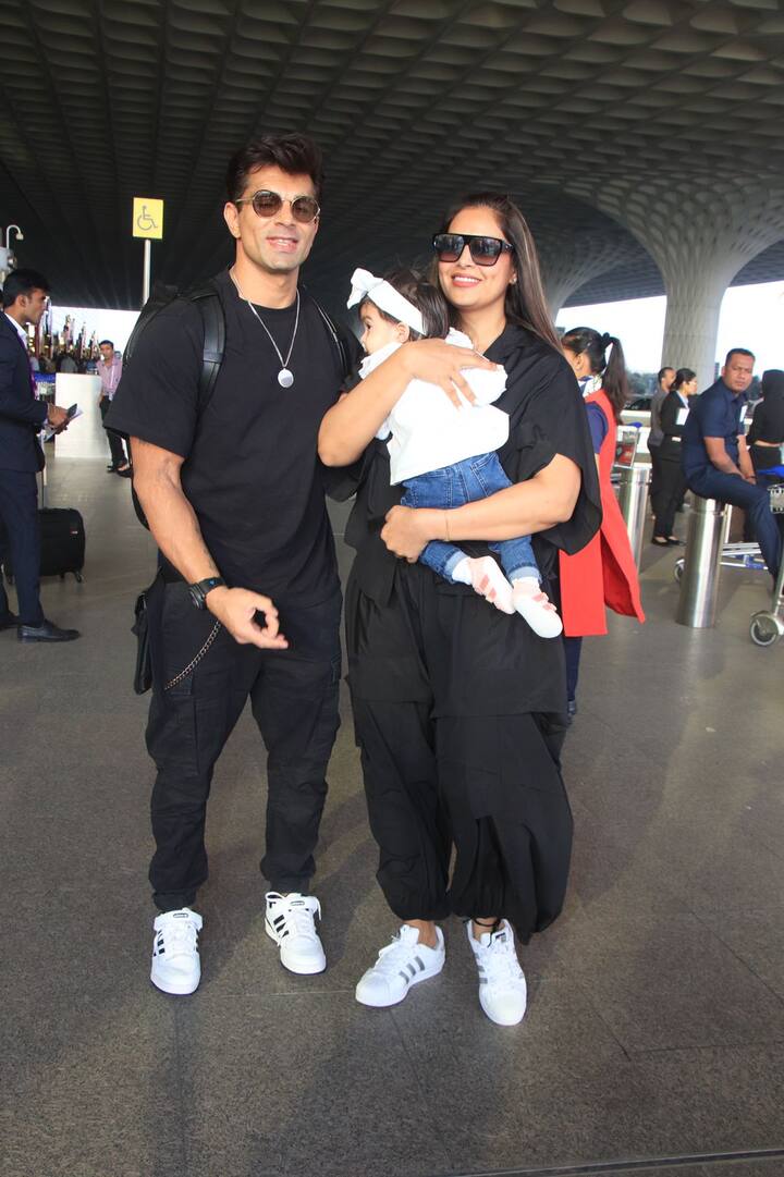 बिपाशा और करण ने ब्लैक आउटफिट के साथ व्हाइट शूज में भी ट्वीनिंग की थी. कपल इस कूल लुक में बेहद जंच रहा था.