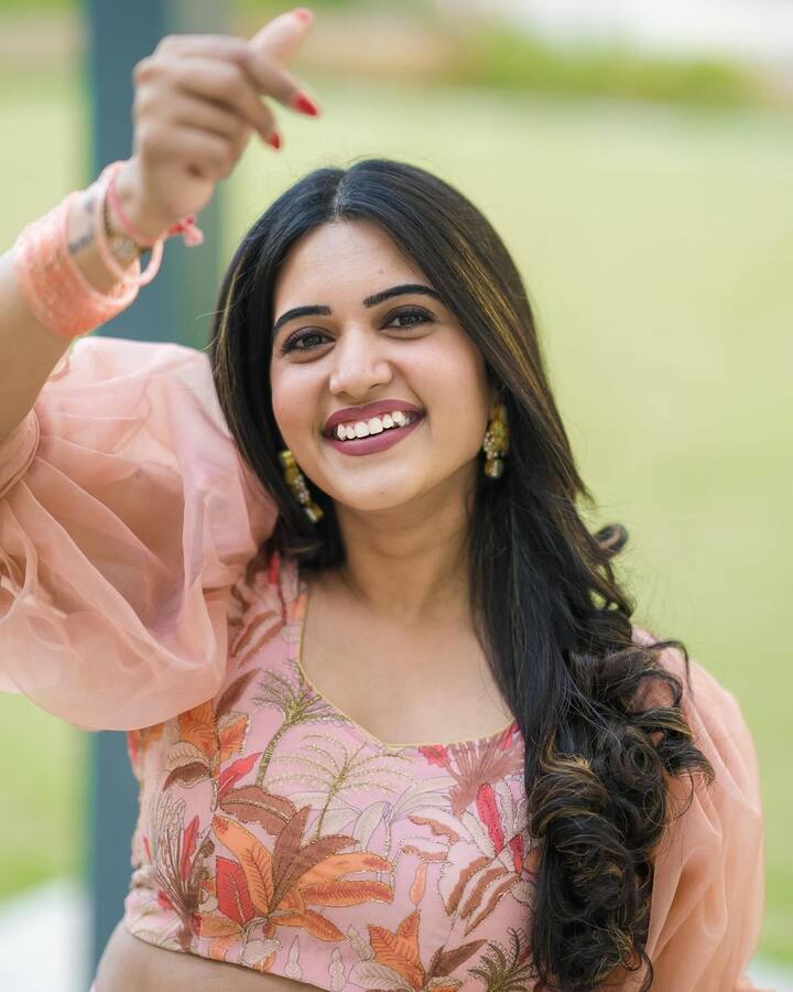 నెటిజన్లు తన అందాన్ని పొగుడుతూ కామెంట్లు కూడా చేస్తున్నారు.