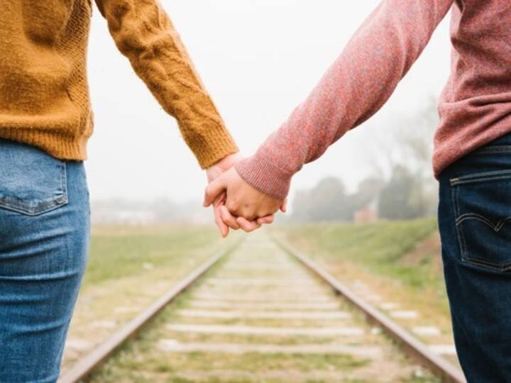 कपल्स का एक फ्रेंड सर्कल होना चाहिए ताकि वह अपने दोस्तों के साथ समय-समय पर आउटिंग कर सके.