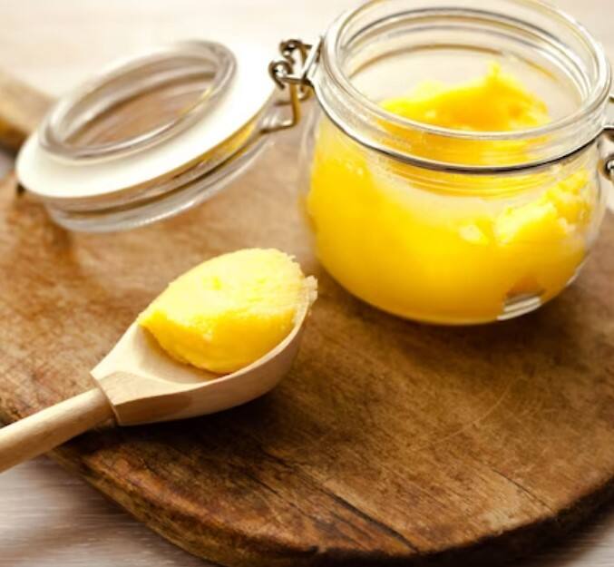 ਦੇਸੀ ਘਿਓ ਪੀਣ ਨਾਲ ਚਮੜੀ ਚਮਕਦਾਰ ਹੁੰਦੀ ਹੈ। ਤੁਹਾਡੀ ਚਮੜੀ ਦੀ ਖੁਸ਼ਕੀ ਨੂੰ ਅੰਦਰੋਂ ਘਟਾਉਂਦਾ ਹੈ। ਕੋਸੇ ਪਾਣੀ ਵਿਚ ਘਿਓ ਮਿਲਾ ਕੇ ਪੀਣ ਨਾਲ ਅੰਤੜੀਆਂ ਅੰਦਰੋਂ ਸਾਫ਼ ਹੋ ਜਾਂਦੀਆਂ ਹਨ। ਇਸ ਦੇ ਨਾਲ ਹੀ ਸਰੀਰ 'ਚ ਜਮ੍ਹਾ ਜ਼ਹਿਰੀਲੇ ਤੱਤ ਬਾਹਰ ਆ ਜਾਂਦੇ ਹਨ। ਜਿਸ ਨਾਲ ਚਮੜੀ 'ਚ ਨਿਖਾਰ ਆਉਂਦਾ ਹੈ।