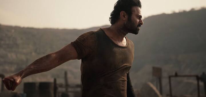 இதனையொட்டி, படத்தின் முன்பதிவு நேற்று (15 டிசம்பர் 2023) முதல் தொடங்கியது. தொடங்கிய கணமே, டிக்கெட்டுகள் விற்று தீர்ந்துள்ளது. ஒரு சில இடங்களில், இன்னும் முன்பதிவு ஆரம்பிக்கவில்லை.