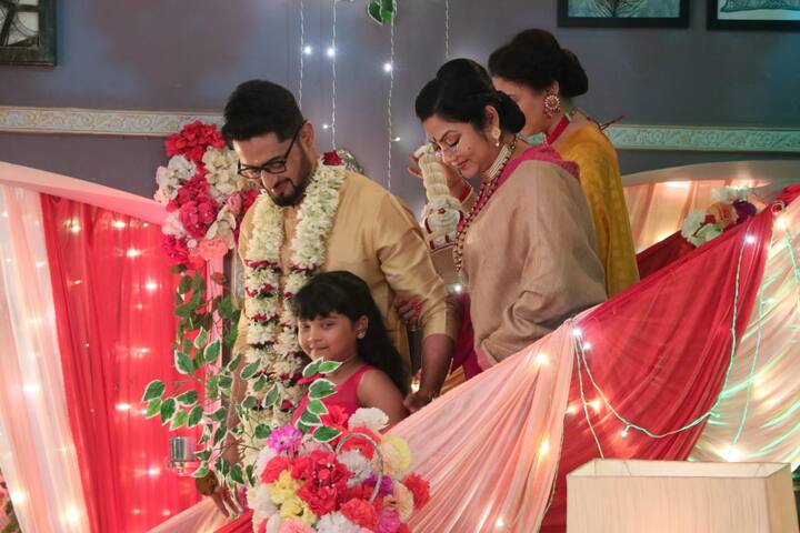 হৃদরোগে আক্রান্ত হয়ে মৃত্যুর কোলে ঢোলে পড়েন তিনি। এই দুর্ঘটনার পর স্বাভাবিকভাবেই অম্পূর্ণ থেকে যায় বিয়ের অনুষ্ঠান। ফের অনিশ্চিত হয়ে পড়ে টুম্পা আবিরের বিয়ে।