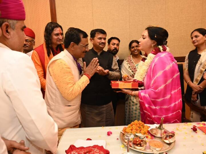 वहीं वसुंधरा राजे ने कहा कि, राजस्थान के नवनियुक्त मुख्यमंत्री भजन लाल शर्मा के कार्यालय पदभार ग्रहण कार्यक्रम में सम्मिलित होकर उन्हें बधाई दी.