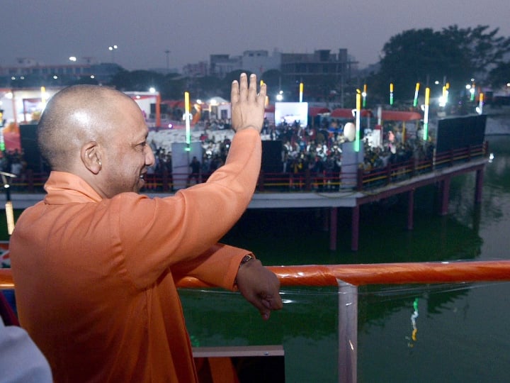 CM Yogi adityanath inaugurated Queen Lake Cruise in Gorakhpur ram garh taal ann Gorakhpur News: सीएम योगी ने गोरखपुर में किया 'क्वीन लेक क्रूज' का उद्घाटन, कहा- 'अब लैंड लॉक्ड स्टेट नहीं रहा यूपी'