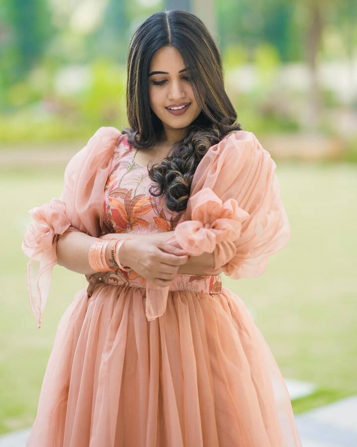 ఇందులో ఆమె వదిన పాత్రలో కనిపించారు.