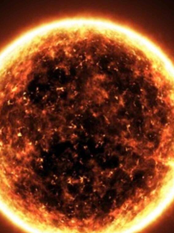 सूर्य पर क्यों हुआ 60 पृथ्वी जितना बड़ा गड्ढा?