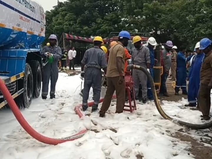 டேங்கர் லாரியில் தீப்பிடித்தால் தடுப்பது எப்படி? - கரூரில்  தீயணைப்பு தடுப்பு ஒத்திகை