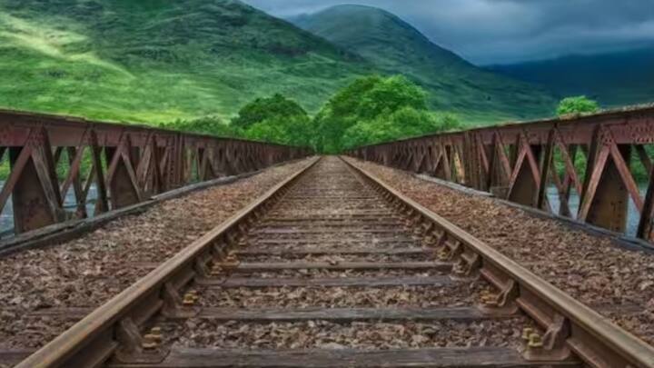 যাত্রীদের নিরাপদ ভ্রমণ নিশ্চিত করতে, ভারতীয় রেলের তরফে কিছু নিয়ম করা হয়েছে। যে নিয়মগুলি উপেক্ষা করলে বা অজান্তে ভুল করলে জরিমানা দিতে হতে পারে।