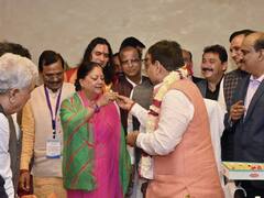 Rajasthan New CM: पदभार ग्रहण करने पहुंचे नए सीएम भजनलाल शर्मा को वसुंधरा राजे ने ऐसे दिया आशीर्वाद, देखें तस्वीरें