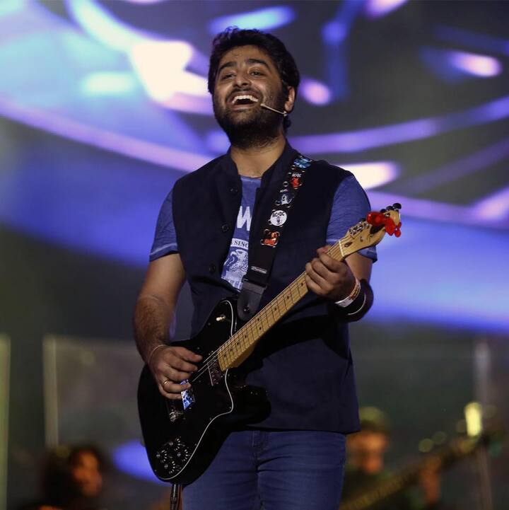 অরিজিতের গলা প্রথম শোনা গিয়েছিল 'হাই স্কুল মিউজিক্যাল ২'-তে। শঙ্কর এহসান-লয় (Shankar-Ehsaan-Loy) -এর কম্পোজ করা একটি গান গেয়েছিলেন তিনি।