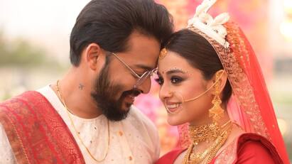 Sourav-Darshana Marriage Menu: Know the full menu card of Sourav Das and Darshana Banik Marriage know in details Sourav-Darshana Marriage Menu: সাবেকি বিয়ের মেনুতে বাঙালিয়ানার ছোঁয়া.. সৌরভ-দর্শনা কী কী আয়োজন করেছিলেন অতিথিদের জন্য?