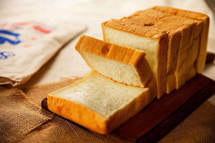 தேவையான பொருட்கள் : 6-8 ரொட்டி துண்டுகள்(கோதுமை ரொட்டி), நறுக்கிய வெங்காயம் 1, நறுக்கிய தக்காளி 1, கொஞ்சம் குடைமிளகாய், 4 பல் பூண்டு, அரை டீஸ்பூன் மிளகாய் தூள், கால் டீஸ்பூன் மிளகு தூள், 1 டேபிள் ஸ்பூன் தக்காளி சாஸ், சிறிது தண்ணீர், தேவையான அளவு எண்ணெய் மற்றும் கொத்தமல்லி, கொஞ்சம் வெண்ணெய்.