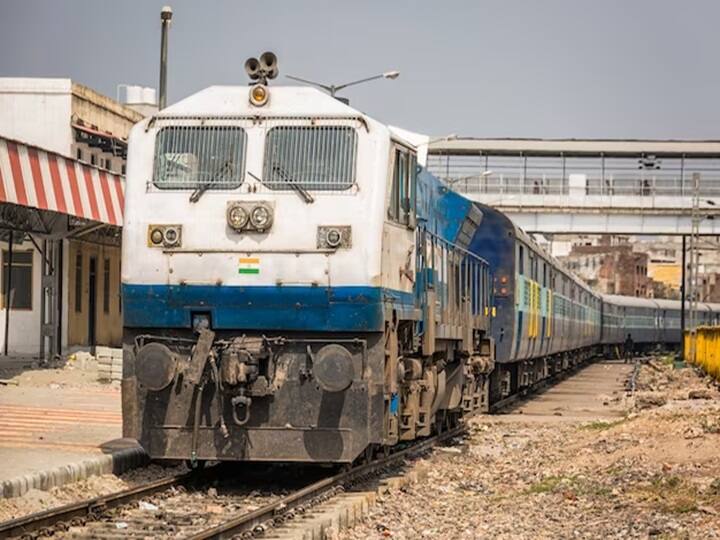 ट्रेन में सफर के दौरान रात में 10 बजे से सुबह 6 बजे के बीच तेज आवाज में बात करना और गाना सुनना सख्त मना है. ऐसा करने पर आप पर कार्रवाई हो सकती है.
