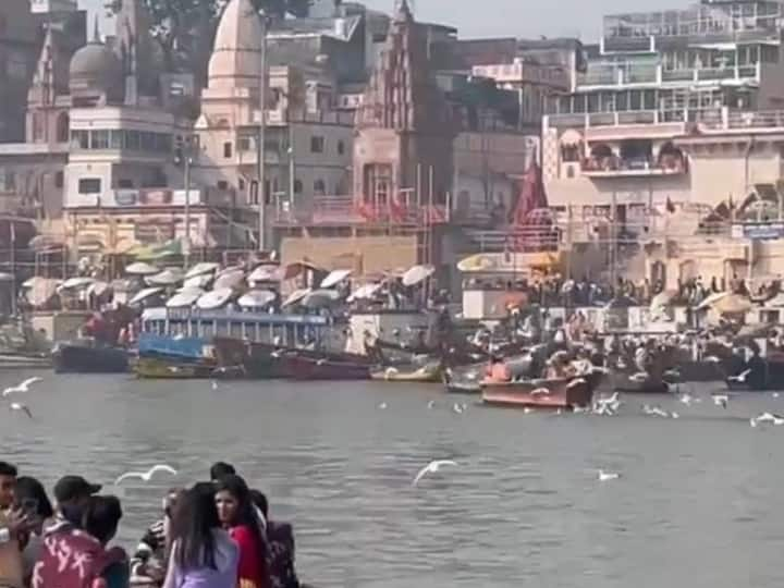 Varanasi News: धर्म नगरी वाराणसी में यूं को हर साल देश-विदेश से बड़ी संख्या में पर्यटक पहुंचते हैं. काशी विश्वनाथ मंदिर के साथ यहां के घाट भी लोगों को काफी पसंद आते हैं.