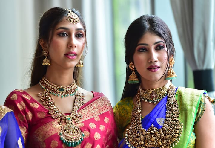 অন্যদিকে সোনা পছন্দের বিনিয়োগও বটে। এমন বাঙালি খুঁজে পাওয়া ভার দিনের শুরুতে সোনা-রুপোর দামের দিকে চোখ যায় না যাঁর।