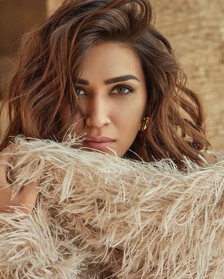 கைகளில் பெரிய பெரிய மோதிரம், மெஸ்ஸி ஹேர் ஸ்டைல், தங்க நிற காதணி அணிந்துள்ளார்.