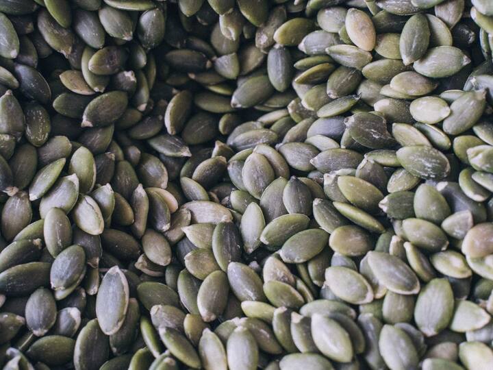 Pumpkin seeds Benefits  : काही भाज्यांची सालं आणि बियादेखील आरोग्यासाठी उत्तम असतात. भोपळा हा त्यापैकीच एक आहे. भोपळ्याची भाजी  तसंच भोपळ्याच्या बियादेखील आरोग्यासाठी चांगल्या असतात.