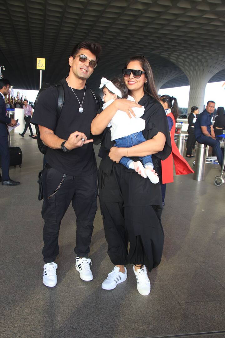 वहीं इस दौरान बिपाशा अपनी बेटी देवी को गोद में लिए हुए नजर आईं.