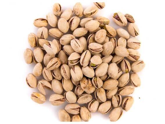 પિસ્તામાં જોવા મળતા પોષક તત્વો ત્વચા માટે ખૂબ જ ફાયદાકારક હોય છે.પિસ્તામાં વિટામિન E, એન્ટીઓક્સીડેન્ટ અને ફેટી એસિડ જેવા ઘણા તત્વો મળી આવે છે જે આપણી ત્વચાની સંભાળ રાખવામાં મદદ કરે છે.