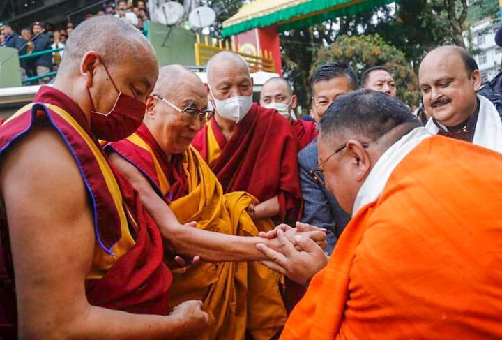 तिब्बती आध्यात्मिक गुरु दलाई लामा मंगलवार (12 दिसंबर) को सिक्किम पहुंचे, जहां उन्होंने बोधिसत्व के 37 अभ्यास को लेकर उपदेश दिए.