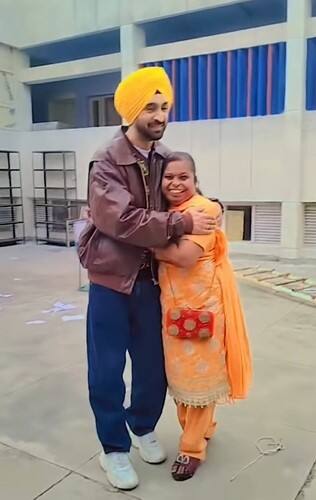 ਇਸ ਵਿਚਾਲੇ ਦਿਲਜੀਤ ਦਾ ਇੱਕ ਵੀਡੀਓ ਤੇਜ਼ੀ ਨਾਲ ਵਾਇਰਲ ਹੋ ਰਿਹਾ ਹੈ, ਜਿਸ ਵਿੱਚ ਉਹ ਰਣਜੀਤ ਕੌਰ ਭਾਬੀ ਨਾਲ ਵਿਖਾਈ ਦੇ ਰਹੇ ਹਨ।