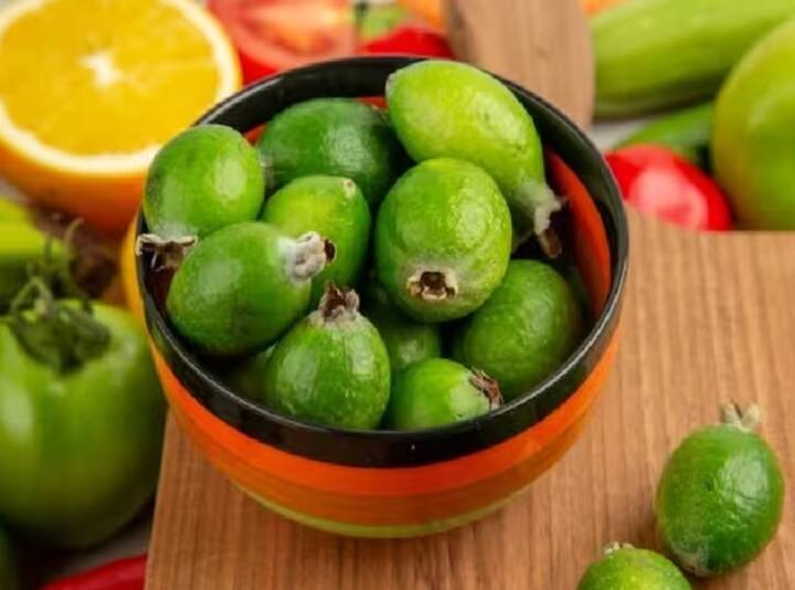 શિયાળાની ઋતુમાં જામફળ પુષ્કળ પ્રમાણમાં મળે છે. તે વિટામિન સી અને એન્ટીઑકિસડન્ટનો ખૂબ જ સારો સ્ત્રોત માનવામાં આવે છે. તે શરીરને ઘણા પ્રકારના ચેપથી બચાવવામાં પણ મદદ કરે છે. (PC: Freepik)