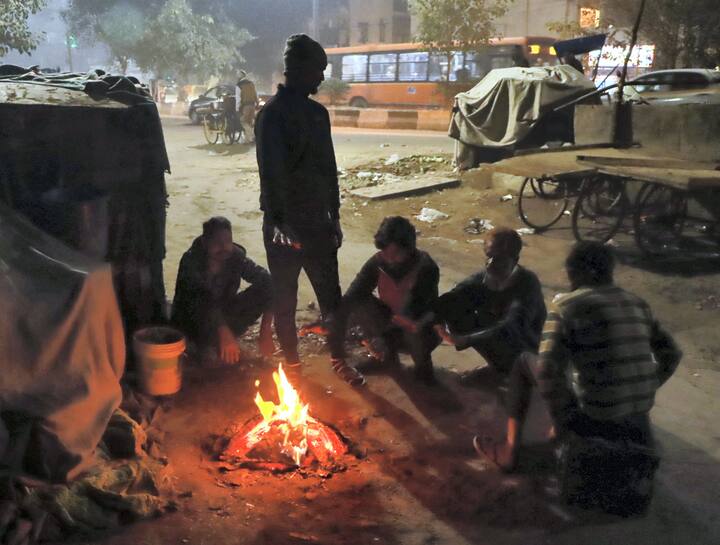 मौसम विभाग के मुताबिक, शुक्रवार (15 दिसंबर) की सुबह दिल्ली में तापमान 4.9 डिग्री सेल्सियस रिकॉर्ड किया गया, जो कि इस सीजन की सबसे ठंडी सुबह थी.