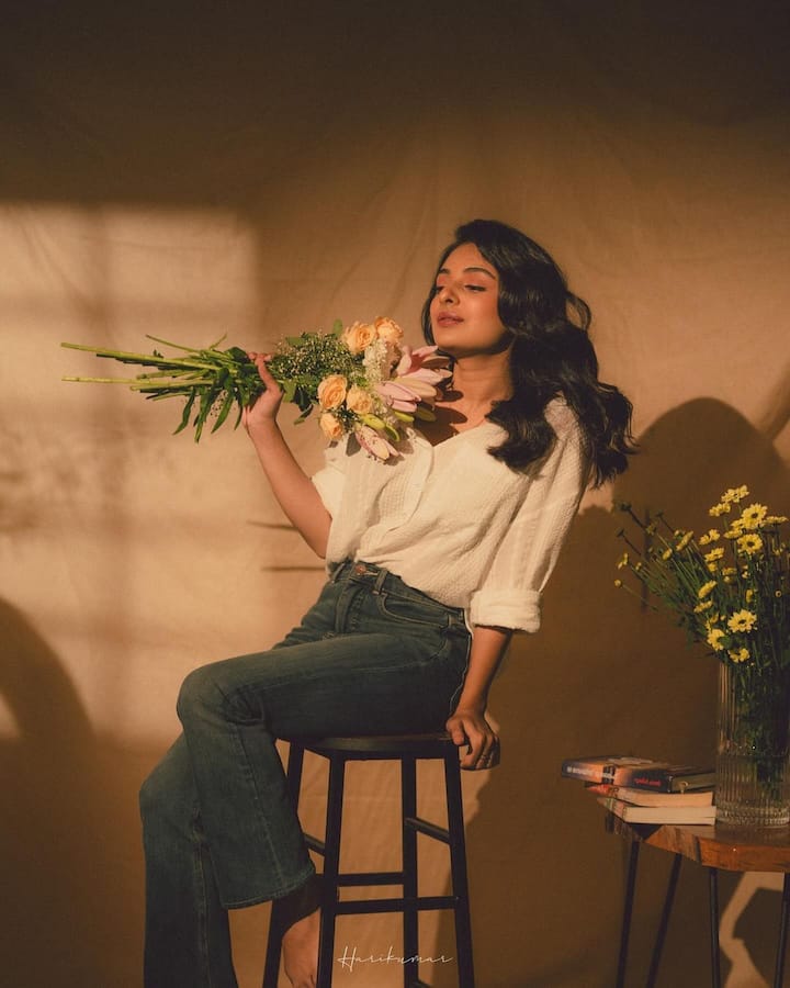 ఎస్తేర్ అనిల్ తన లేటెస్ట్ ఫొటోలు ఇన్స్టాగ్రామ్లో షేర్ చేశారు. కేరళకు చెందిన ఎస్తేర్ బాల నటిగా ఇండస్ట్రీలో అడుగుపెట్టారు. ‘దృశ్యం’ సినిమాలో మోహన్ లాల్ కూతురిగా పోషించిన అను పాత్రకు మంచి పేరు వచ్చింది. దృశ్యం తమిళ, తెలుగు రీమేక్ల్లో కూడా ఆ పాత్రను తనే పోషించారు.