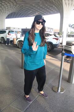 बॉसी लुक में शिल्पा तो कूल लुक में श्रद्धा, तमन्ना और करिश्मा हुईं स्पॉट, एयरपोर्ट पर कुछ इस अंदाज में नजर आईं बॉलीवुड हसीनाएं