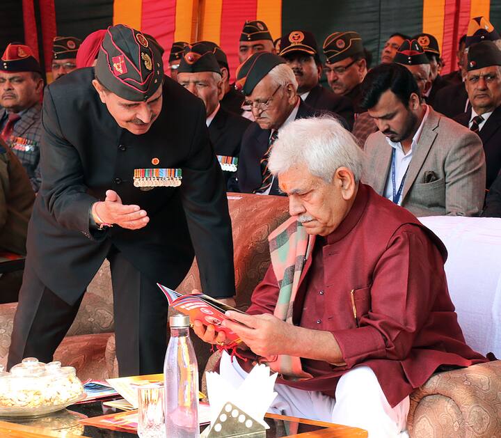 जम्मू-कश्मीर के उपराज्यपाल ने मंगलवार (12 दिसंबर) को जम्मू-विश्वविद्यालय में जनरल जोरावर सिंह की प्रतिमा का अनावरण किया.