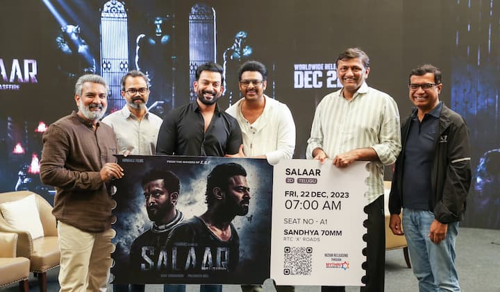 பிரசாந்த் நீல், ராஜமெளலி, பிரபாஸ், பிரித்விராஜ் உள்ளிட்டோர் காலை 7 மணி டிக்கெட்டை கையில் ஏந்தி இருக்கும் புகைப்படமும் ட்ரெண்டாகி வருகிறது.