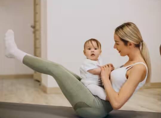 ਜਣੇਪੇ ਤੋਂ ਬਾਅਦ, ਘੱਟੋ-ਘੱਟ 40 ਦਿਨਾਂ ਤੱਕ ਕਿਸੇ ਵੀ ਤਰ੍ਹਾਂ ਦੀ ਕਸਰਤ ਅਤੇ ਸਰੀਰਕ ਗਤੀਵਿਧੀ ਤੋਂ ਪਰਹੇਜ਼ ਕਰਨਾ ਚਾਹੀਦਾ ਹੈ। ਆਓ ਜਾਣਦੇ ਹਾਂ ਡਿਲੀਵਰੀ ਤੋਂ ਬਾਅਦ ਸਰੀਰ ਵਿੱਚ ਕੀ ਬਦਲਾਅ ਹੁੰਦੇ ਹਨ ਅਤੇ ਤੁਰੰਤ ਕਸਰਤ ਕਰਨ ਨਾਲ ਕੀ ਨੁਕਸਾਨ ਹੋ ਸਕਦਾ ਹੈ।