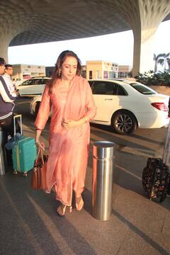 पीच कलर का सूट, माथे पर बिंदिया और हाथों में गोल्ड चूड़ियां पहने एयरपोर्ट पर स्पॉट हुईं Hema Malini , जुल्फें लहराती हुईं 'ड्रीम गर्ल' लगीं बला की खूबसूरत, तस्वीरें हो रहीं वायरल