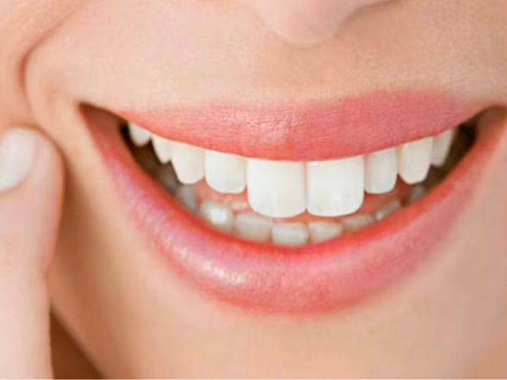 आपने अक्सर अपने घरों में है यह सुना होगा अभी इसकी अकल की दाढ़ नहीं आई है. जब भी कोई युवा गलती करता है तो अक्सर घर के बड़े बुजुर्ग उसे यह बात कहते हैं. लेकिन क्या वाकई अक्ल की दाढ़ के आने के बाद ही इंसान को अक्ल आती है. सच में है क्या दांतों का दिमाग से सीधा कनेक्शन. आइए जानते हैं.