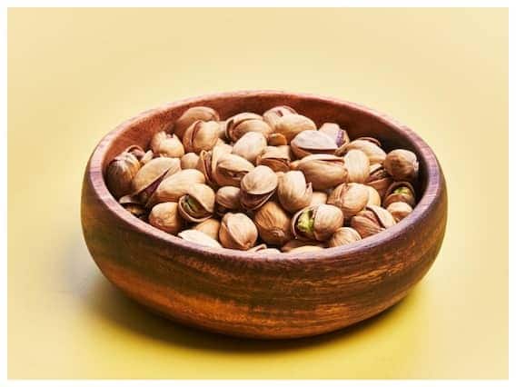 શિયાળામાં પિસ્તા ખાવું શરીર માટે ખૂબ જ ફાયદાકારક છે. પિસ્તામાં વિટામિન સી, વિટામિન એ, આયર્ન, કેલ્શિયમ, પ્રોટીન વગેરે જેવા ઘણા પોષક તત્વો મળી આવે છે જે આપણી રોગપ્રતિકારક શક્તિ વધારે છે.