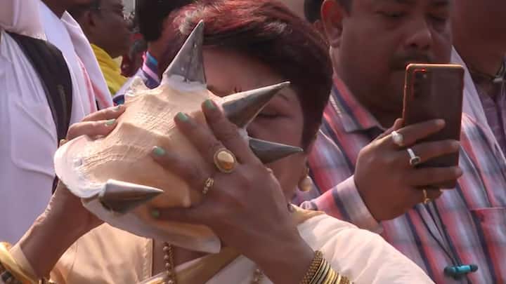 কুরুক্ষেত্র থেকে আনা মাটি গঙ্গার ঘাটে মেশানো হয়। এরপর গঙ্গাজল ও মাটি নিয়ে বাবুঘাট থেকে ব্রিগেড পর্যন্ত শোভাযাত্রা করেন সাধু-সন্ন্যাসীরা।