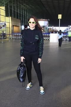 बॉसी लुक में शिल्पा तो कूल लुक में श्रद्धा, तमन्ना और करिश्मा हुईं स्पॉट, एयरपोर्ट पर कुछ इस अंदाज में नजर आईं बॉलीवुड हसीनाएं