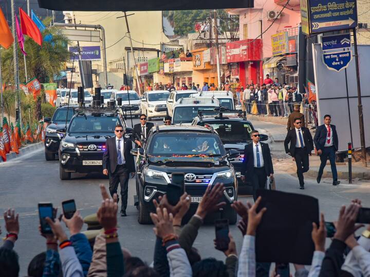 उनका काफिला तकरीबन दोपहर 3:30 बजे एयरपोर्ट से नदेसर स्थित कटिंग मेमोरियल स्कूल पहुंचा.