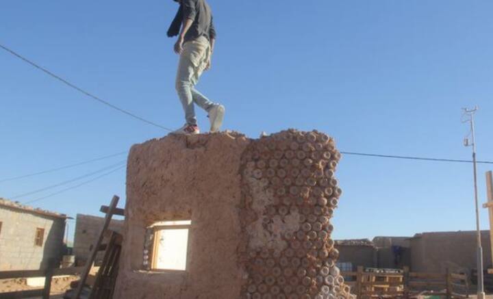 এত বড় পৃথিবীতে মাথা গোঁজার আশ্রয় না থাকা মোটেই কাম্য নয়। তাই গৃহহীনদের মাথার উপর ছাদ গড়ে তুলতে অভিনব উপায় বের করে করে ফেলেছেন পেশায় ইঞ্জিনিয়ার টাটেহ্ লেহবিব বারিকা। লক্ষ লক্ষ, কোটি কোটি টাকা খরচের প্রয়োজন নেই, বর্জ্য প্লাস্টিকের বোতল দিয়ে বাড়ি তৈরি করে খবরের শিরোনামে উঠে এসেছেন তিনি।   ছবি: টাটেহ্ লেহবিব বারিকার ট্যুইটার হ্যান্ডল থেকে সংগৃহীত।