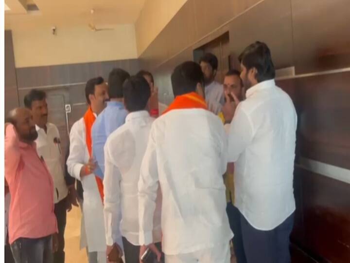 Uddhav Thackeray group meeting  was disrupted by Maratha protesters in nanded Maratha Reservation marathi news मोठी बातमी! उद्धव ठाकरेंच्या दौऱ्याच्या अनुषंगाने आयोजित बैठक मराठा आंदोलकांनी उधळली