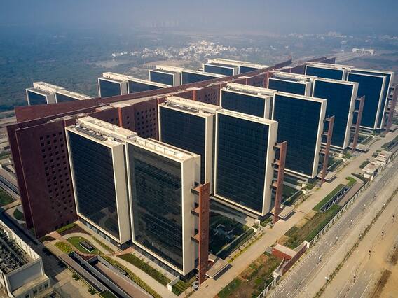 Surat Diamond Bourse: दुनिया की सबसे बड़ी ऑफिस बिल्डिंग, पीएम मोदी करने वाले हैं जिसका उद्घाटन, तस्वीरों में देखें