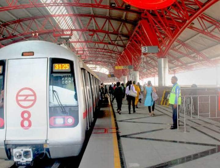 Delhi Metro Woman dies after clothes get stuck in metro door investigation reveals sensor not working DMRC Sari Accident: दिल्ली मेट्रो में दर्दनाक हादसा, दरवाजे में साड़ी फंसने से महिला की मौत